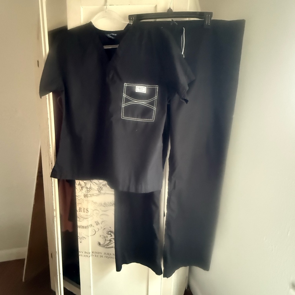 Very Gently Preowned Blue Sky Shelby Black/White Skinny Scrub Set - Picture 2 of 14